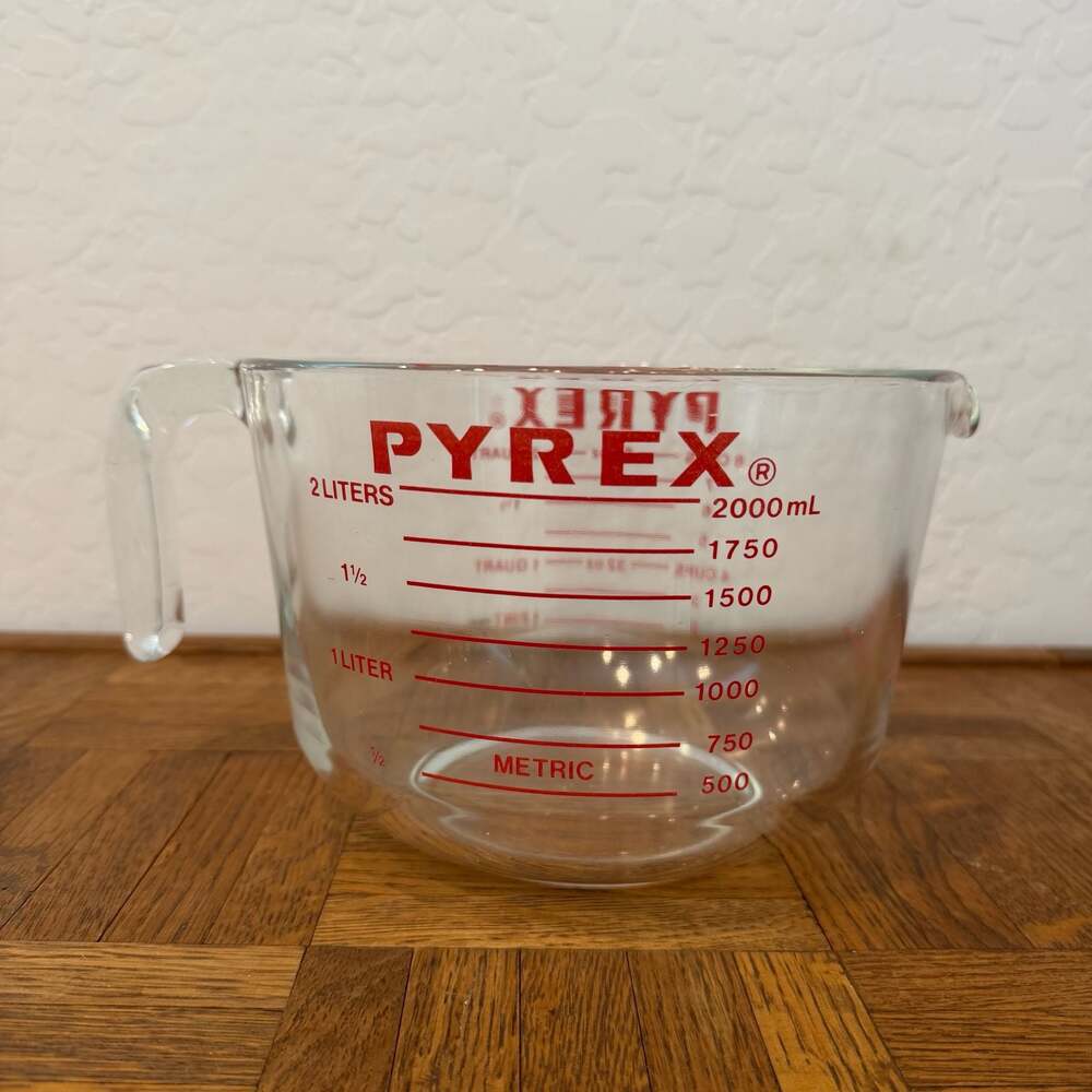 Vintage Pyrex 8-Cup 2-Quart 2-Liter 564 Glass Measuring Cup with Red Lettering